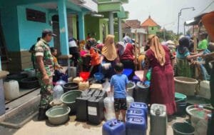 Babinsa Koramil Sarirejo Bantu Pendistribusian Air Bersih di Dusun Kradenan