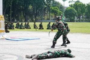 Aksi Ratusan Babinsa Kodim Dalam Perayaan Puncak HUT TNI ke- 79 di Alun-alun Bojonegoro
