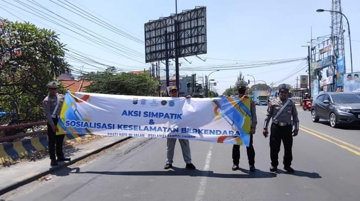 Satlantas Polres Lamongan Gelar Aksi Simpatik dan Sosialisasi Keselamatan Berkendara