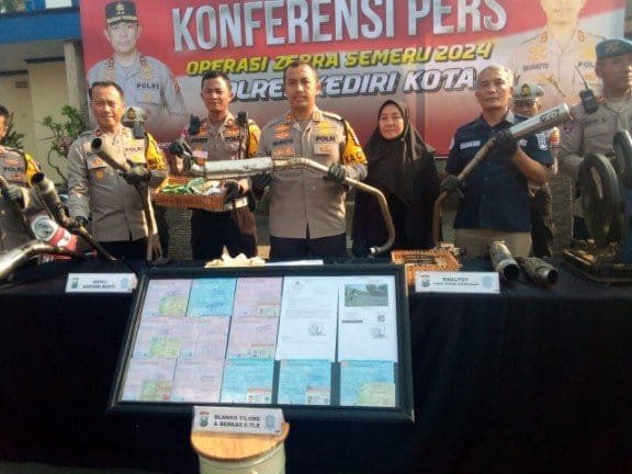 Polres Kediri Amankan 1 Unit Mobil, 11 Knalpot Rising Serta Surat E-tilang di Operasi Zebra Semeru