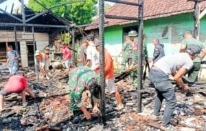 Babinsa Koramil Temayang Bojonegoro, Bersama Warga Babatan Kedungsari Bersihkan Puing-Puing Rumah Terbakar
