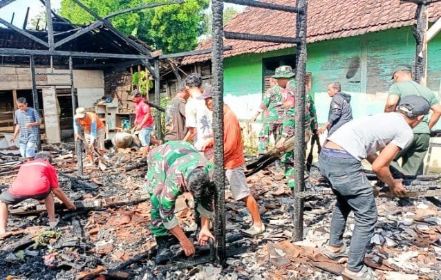Babinsa Koramil Temayang Bojonegoro, Bersama Warga Babatan Kedungsari Bersihkan Puing-Puing Rumah Terbakar