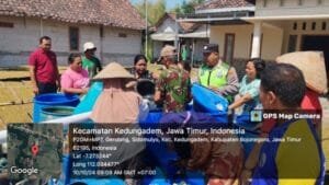 Polsek Kedungadem dan BPBD Bojonegoro Salurkan Air Bersih Kepada Warga Sidomulyo
