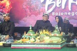 Pemkab Bojonegoro Gelar Grebeg Berkah, Ribuan Warga Tumpah Ruah di Alun-alun