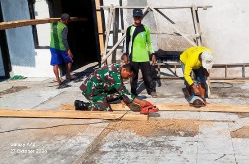 Babinsa Koramil Temayang Bojonegoro, Bantu Perbaiki Rumah Warga Desa Ngujung