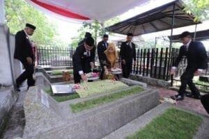 Pj Aries Tabur Bunga di Makam Wali Kota Pendahulu