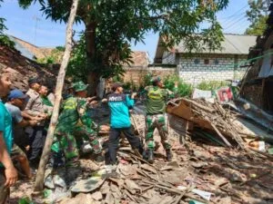 Polsek Baureno, Koramil dan Warga Gotong Royong Bedah Rumah Warga Sebatangkara