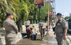 Satpol PP Bojonegoro Amankan ODGJ di Depan Terminal