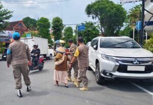 Satpol PP Bojonegoro Tertibkan Pengemis di Traffic Light Perempatan Jalan Panglima Sudirman
