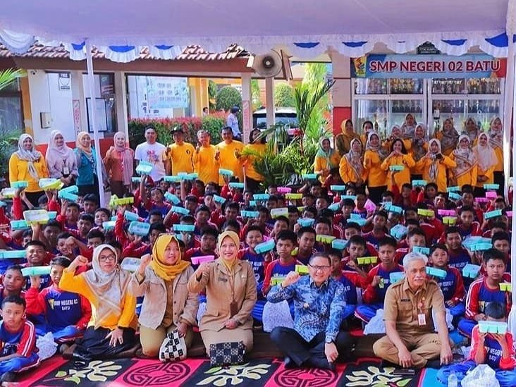 Gerakan Nasional Aksi Bergizi Tour to School, Pj Wali Kota Batu Bagikan Sarapan Penuh Gizi