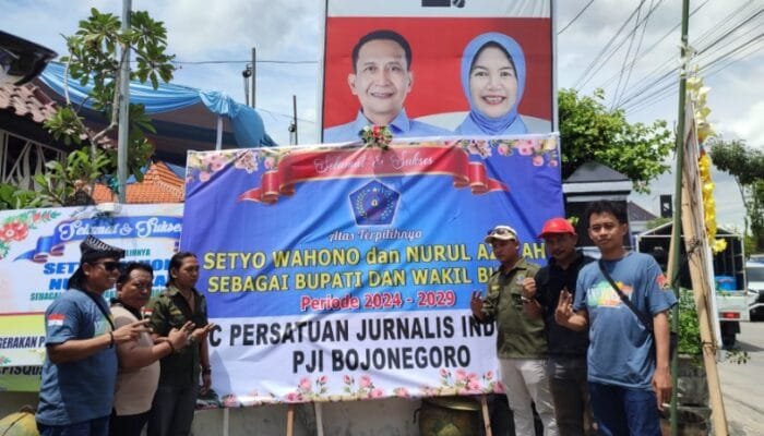 PJI Bojonegoro Kirim Karangan Bunga Ucapan Selamat ke Wahono dan Nurul