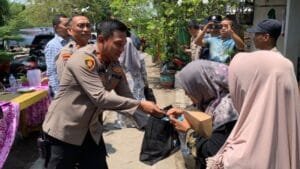 Polsek Gunung Anyar Bagikan Ratusan Paket Sembako Untuk Warga Kampung Nelayan