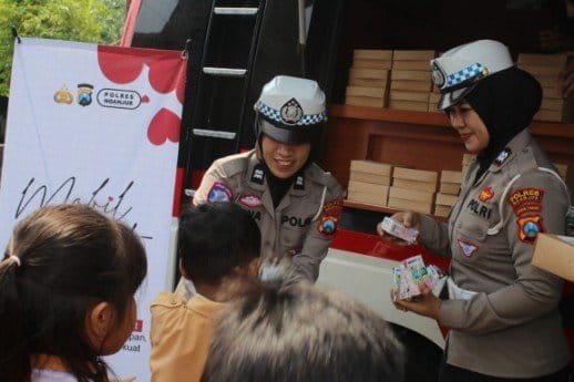 Mobil Cinta Polres Nganjuk Bagikan 100 Kotak Makan Siang Untuk Siswa-Siswi SDN