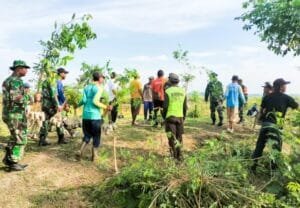 Kodim Bojonegoro dan Masyarakat Tanam Ribuan Bibit Pohon Penghijauan