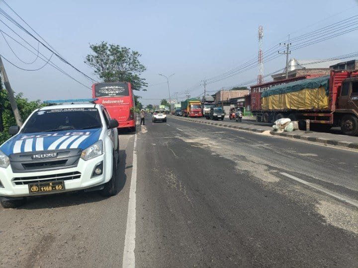 Satlantas Polres Lamongan Evakuasi Korban Kecelakaan di Jalan Lamongan-Babat