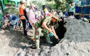 Babinsa Koramil Kanor Bojonegoro dan Warga Tambahrejo Cor Dek Lantai 2 Gedung MI Islamiyah