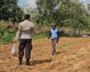 Jum’at Berkah, Polsek Kedungadem Bagikan Nasi Bungkus dan Beri Himbauan Kamtibmas ke Warga