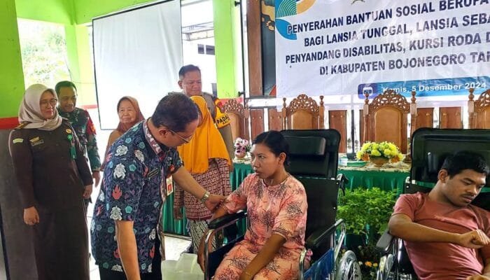 Pemkab Bojonegoro Salurkan Bansos Bagi Lansia dan Penyandang Disabilitas