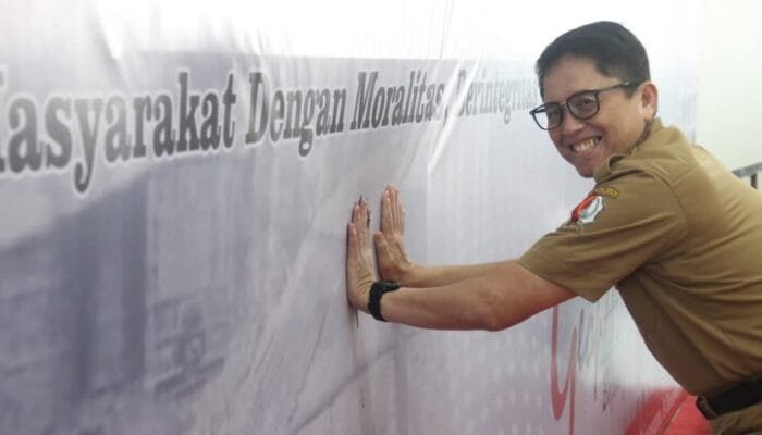 Pemkab Bojonegoro Gelar Pakta Integritas Melawan Korupsi dengan Pembubuhan Cap Tangan Antikorupsi