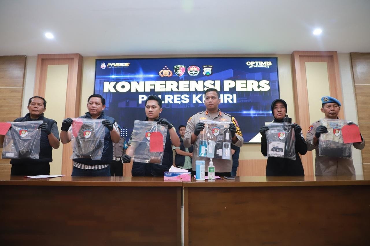 Polres Kediri Ungkap Kasus Pembunuhan Satu Keluarga di Ngancar Img 20241206 Wa0068