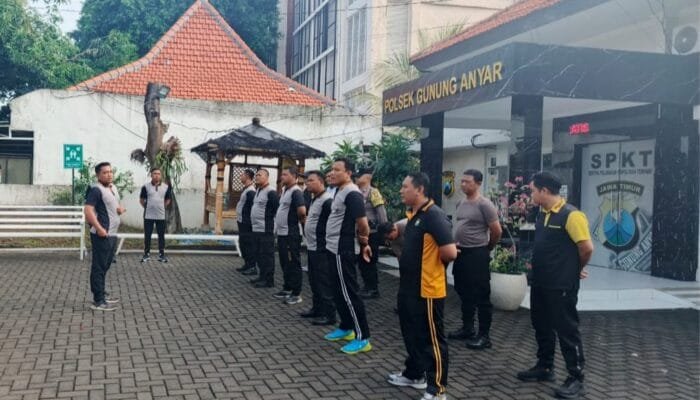 Kapolsek Gunung Anyar Memimpin Personil Olahraga Pagi