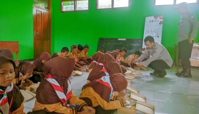 Program Mobil Cinta Polres Nganjuk Bagikan Makanan Bergizi Gratis untuk Generasi Emas