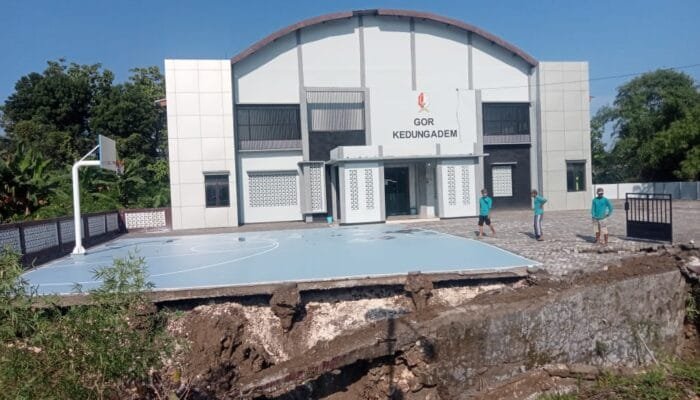 TPT dan Pagar GOR Kedungadem Longsor, Sudah Sepekan Belum Kunjung Diperbaiki