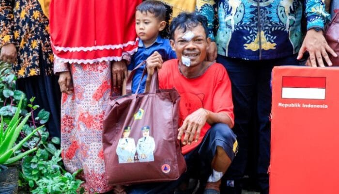 Korban Angin Puting Beliung Dapat Bantuan Dari Bupati Gresik
