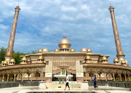 Pj Bupati Adriyanto Tunaikan Sholat Jum’at Perdana, di Masjid Wisata Religi