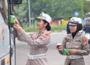 Aksi Simpatik Polisi di Pos Pelayanan Nataru Terminal Purabaya