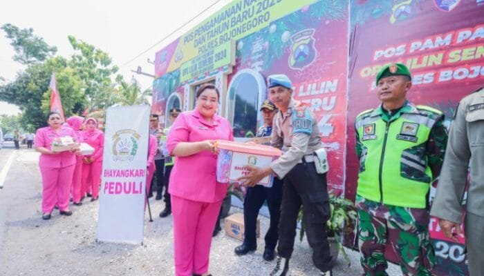 Bhayangkari Cabang Bojonegoro Berikan Dukungan Moril Kepada Petugas Pengamanan Nataru 2024