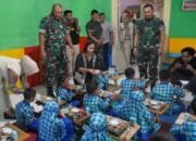 Kodim Bojonegoro Bersama SPPG Taman Rajekwesi Distribusikan Ratusan Porsi Makan Sehat dan Bergizi