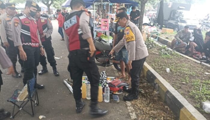 Polisi Kediri Kota Sita Miras dari Lapak Saat Acara Bertajuk ” ANNIVERSARY 14 th KINGKERS ” di GOR Jayabaya