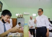 Menko PMK Pratikno Tinjau Pelaksanaan Makan Bergizi Gratis di Sekolah Luar Biasa 