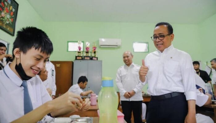 Menko PMK Pratikno Tinjau Pelaksanaan Makan Bergizi Gratis di Sekolah Luar Biasa 