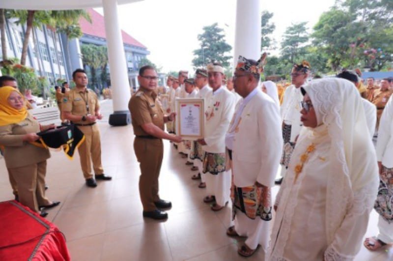 Pimpin Apel, Pj. Wali Kota Batu Sematkan Lencana Hakaryo Guno Mamayu Untuk 32 ASN Berprestasi Img 20250114 Wa0017