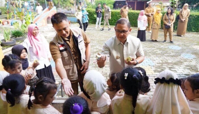Pj. Wali Kota Batu Bagikan Susu Sehat Nandhi Murni Gratis