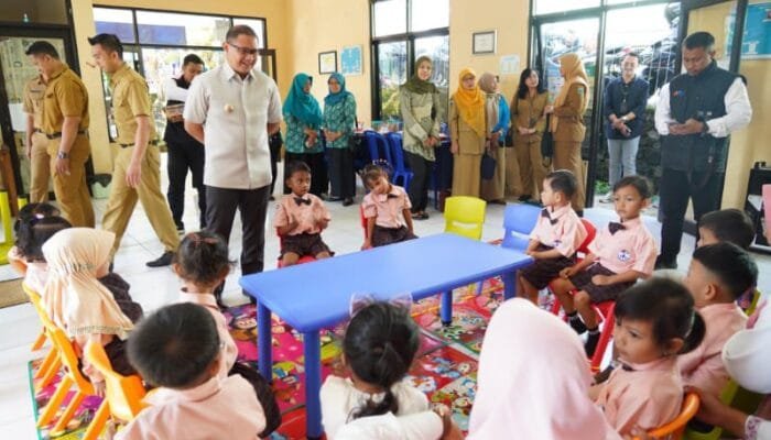 Dukung Pendidikan Usia Dini, Pj. Wali Kota Batu Berikan Ini
