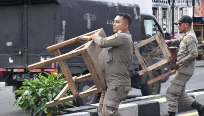 Satpol PP Surabaya Sikat PKL Sepanjang Jalan Kenjeran