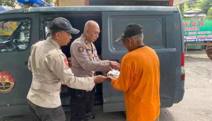 Sihumas Polres Nganjuk Berbagi Nasi Bungkus Untuk Warga