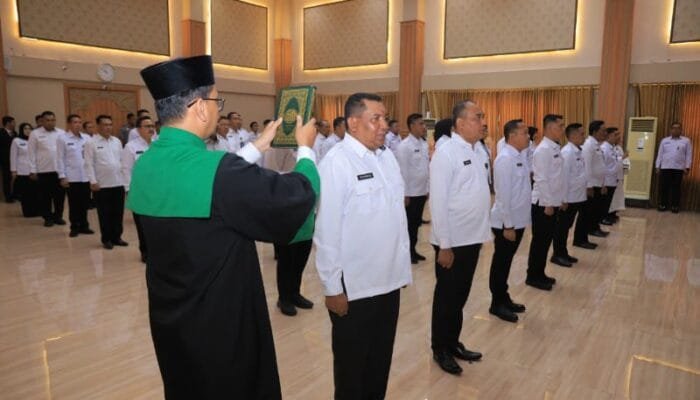 Kakanwil Ditjenpas Jatim Lantik Sejumlah Pejabat Baru serta Canangkan Pakta Integritas dan Perjanjian Kinerja 2025