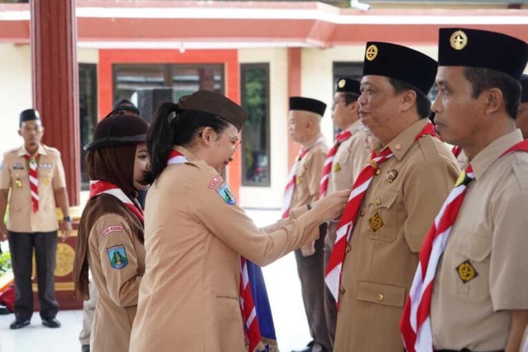 Ketua Kwartir Cabang Gerakan Pramuka Kabupaten Kediri Eriani Annisa Hanindhito dalam pelantikan pengurus Baru Gerakan Pramuka Ranting Pare