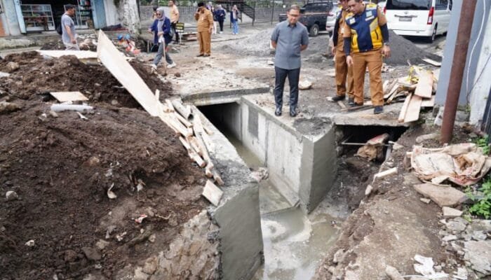 Tinjau Pembangunan Jalur Drainase Jalan Kartini, Ini Harapan Pj. Wali Kota Batu