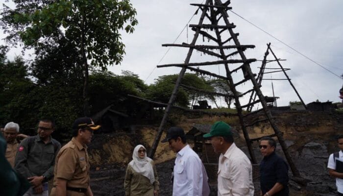Pj. Bupati Bojonegoro Dampingi Lawatan Menteri Lingkungan Hidup RI di Sumur Minyak Tradisional Desa Wonocolo