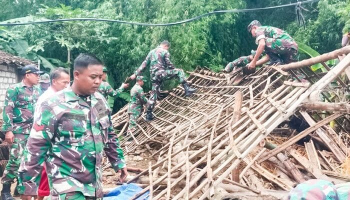Babinsa Kepohbaru Bojonegoro dan Warga, Gotong Royong Bersihkan Material Rumah Roboh di Desa Brangkal