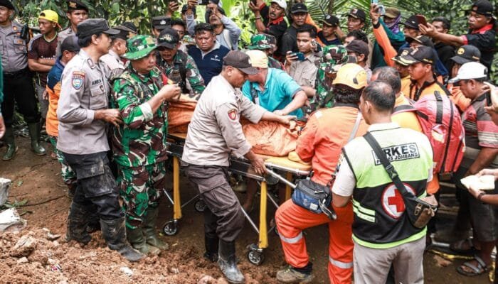 Polres Jombang Bersama TNI, Bantu Pencarian Korban Tanah Longsor