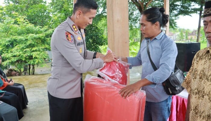 Kolaborasi Polisi dan TNI Bantu Warga Terdampak Longsor di Ponorogo