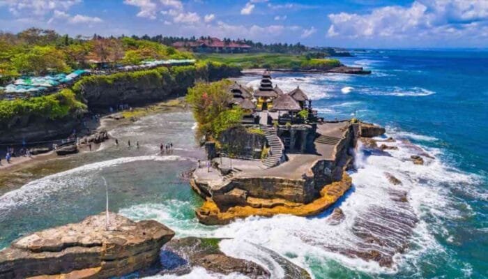 Menjelajahi Keindahan Pura Tanah Lot Bali