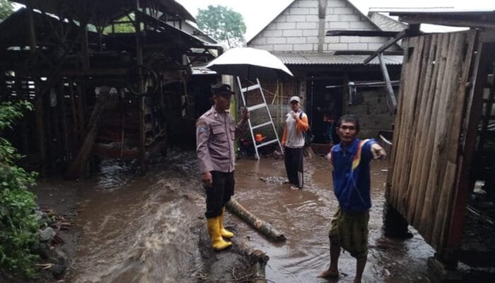 Banjir Terjang Plosoklaten, Polisi Respon Cepat Datangi Lokasi Hingga Pasang Police Line
