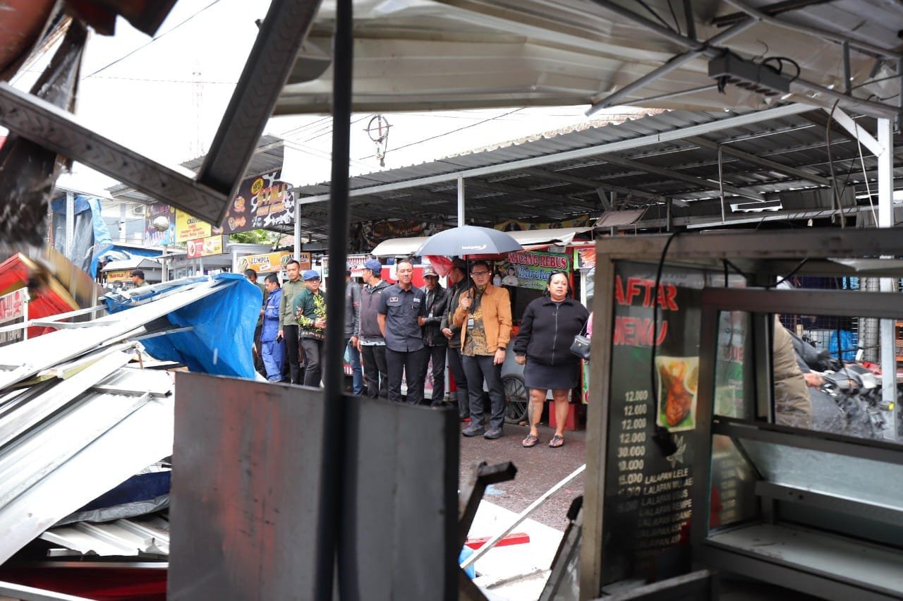 Pj. Wali Kota Batu, Aries Agung Paewai saat meninjau lokasi bencana pohon tumbang di Pasar Laron Alun-Alun Kota Batu